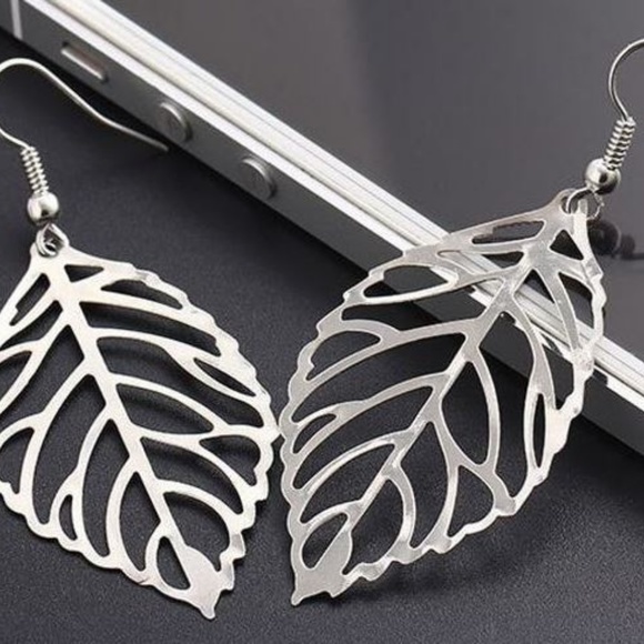 🔥2 for$15🔥 Layered Leaf Necklace Gold and Silver - Picture 5 of 8